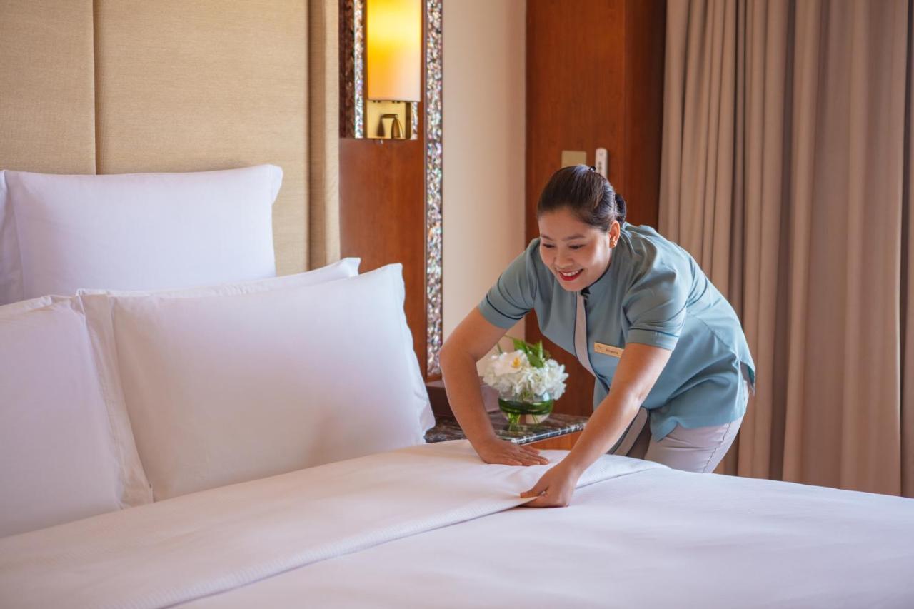 Jumeirah Messilah Beach Hotel&Spa Kuwait Kuwait City Bagian luar foto A chambermaid making a bed