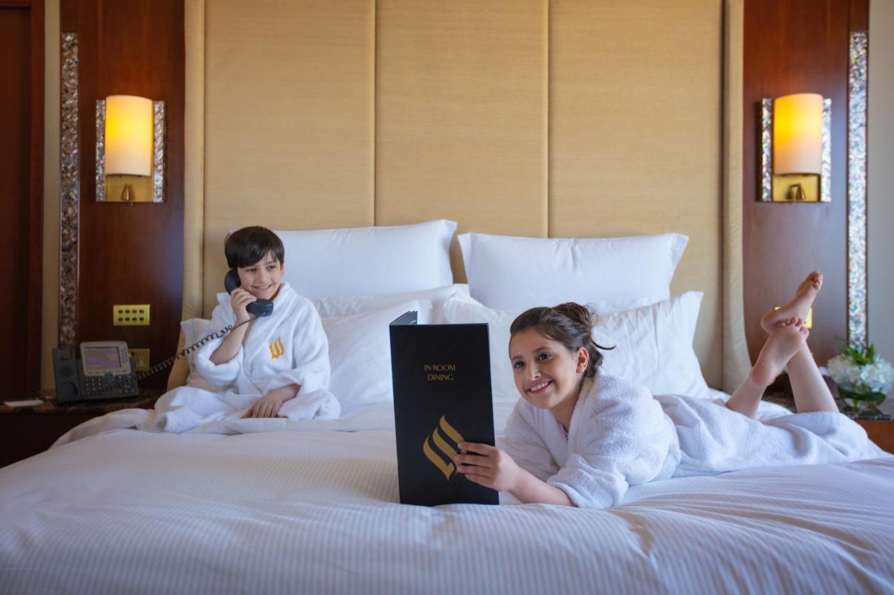 Jumeirah Messilah Beach Hotel&Spa Kuwait Kuwait City Bagian luar foto A guest at the hotel