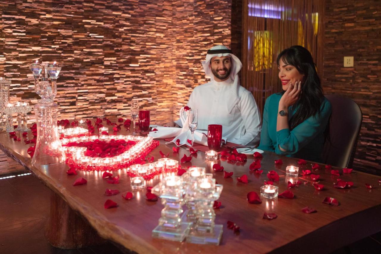 Jumeirah Messilah Beach Hotel&Spa Kuwait Kuwait City Bagian luar foto A couple at a restaurant in Dubai