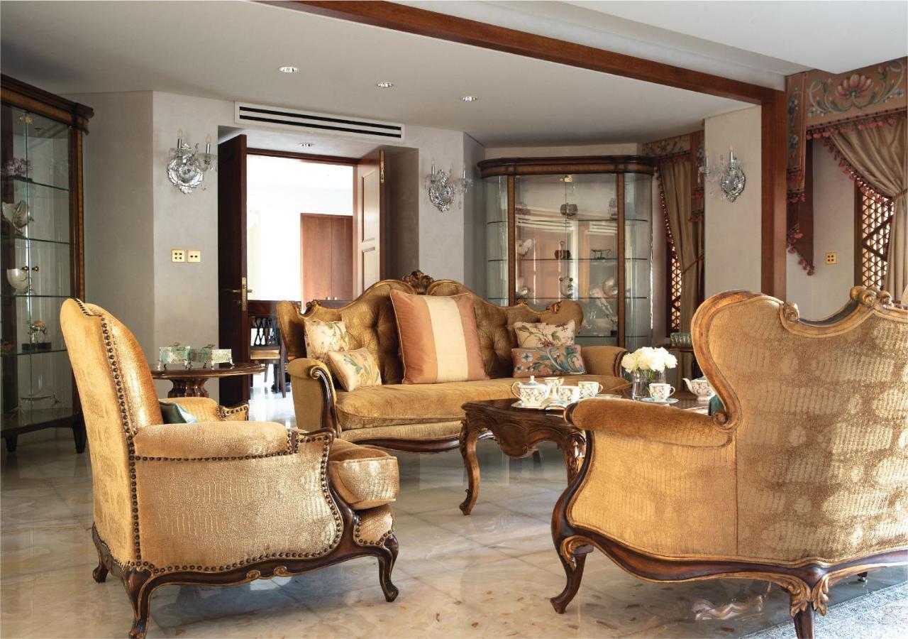 Jumeirah Messilah Beach Hotel&Spa Kuwait Kuwait City Bagian luar foto A living room in a luxury home