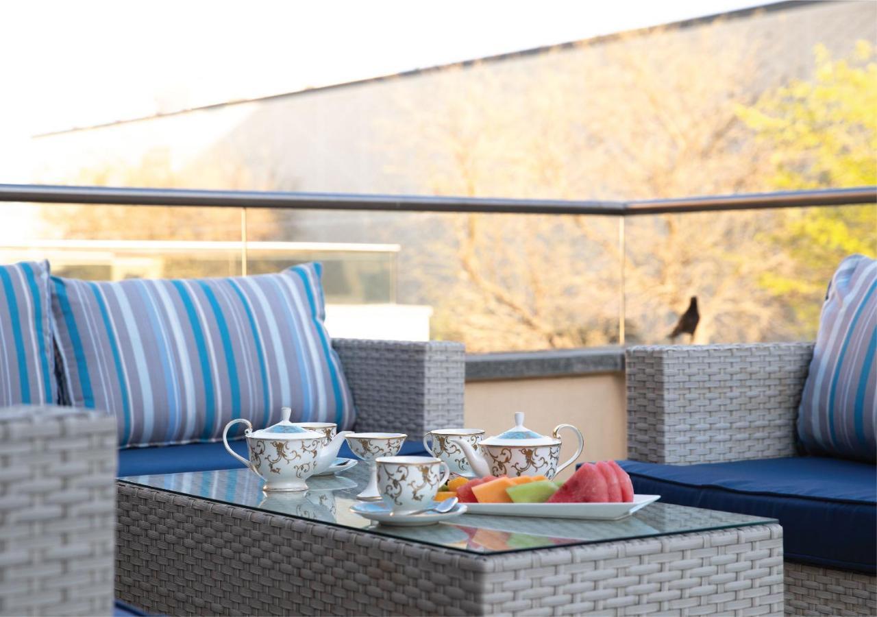 Jumeirah Messilah Beach Hotel&Spa Kuwait Kuwait City Bagian luar foto A balcony at the hotel