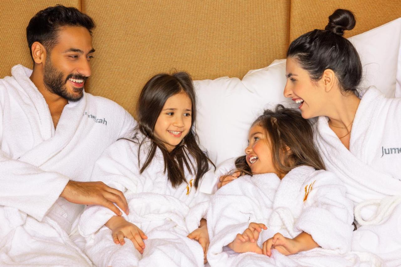 Jumeirah Messilah Beach Hotel&Spa Kuwait Kuwait City Bagian luar foto Family at the spa