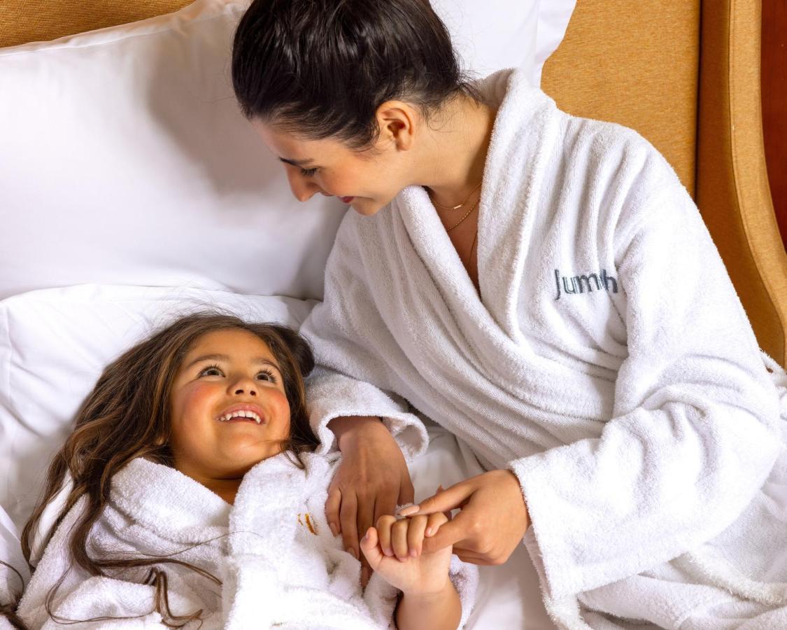 Jumeirah Messilah Beach Hotel&Spa Kuwait Kuwait City Bagian luar foto A mother and daughter wearing bathrobes