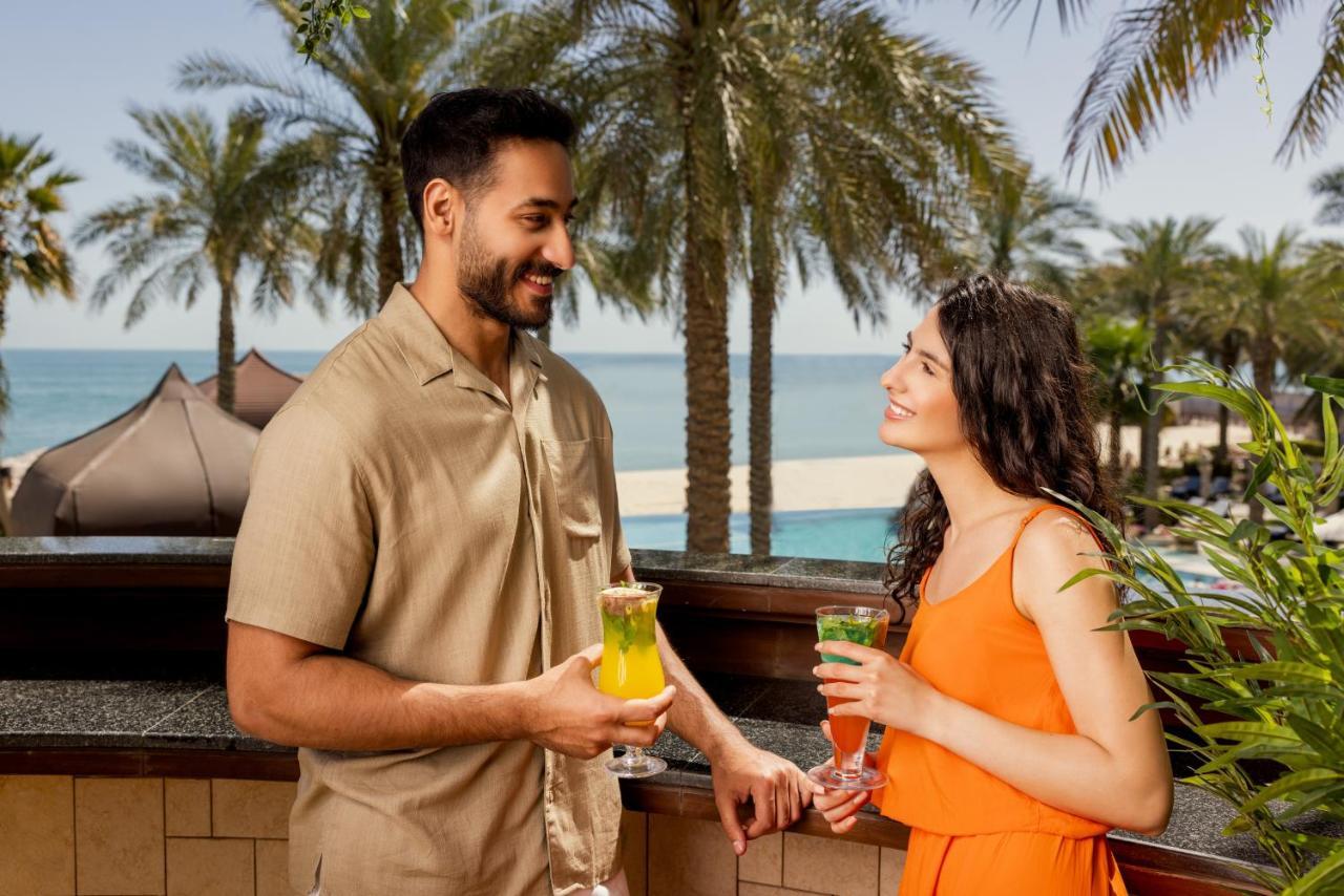 Jumeirah Messilah Beach Hotel&Spa Kuwait Kuwait City Bagian luar foto A couple at Jumeirah Beach Hotel