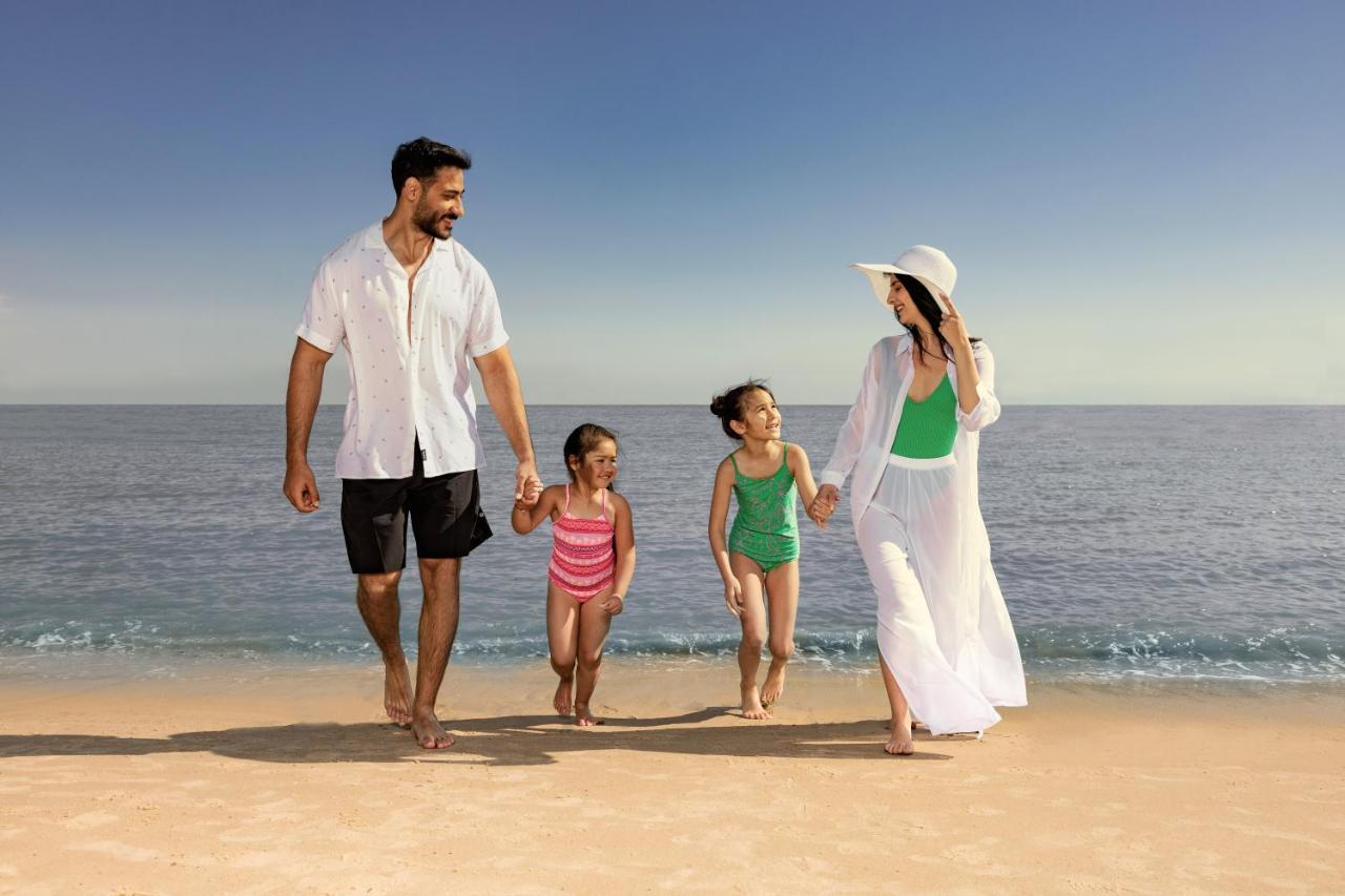 Jumeirah Messilah Beach Hotel&Spa Kuwait Kuwait City Bagian luar foto Family on the beach
