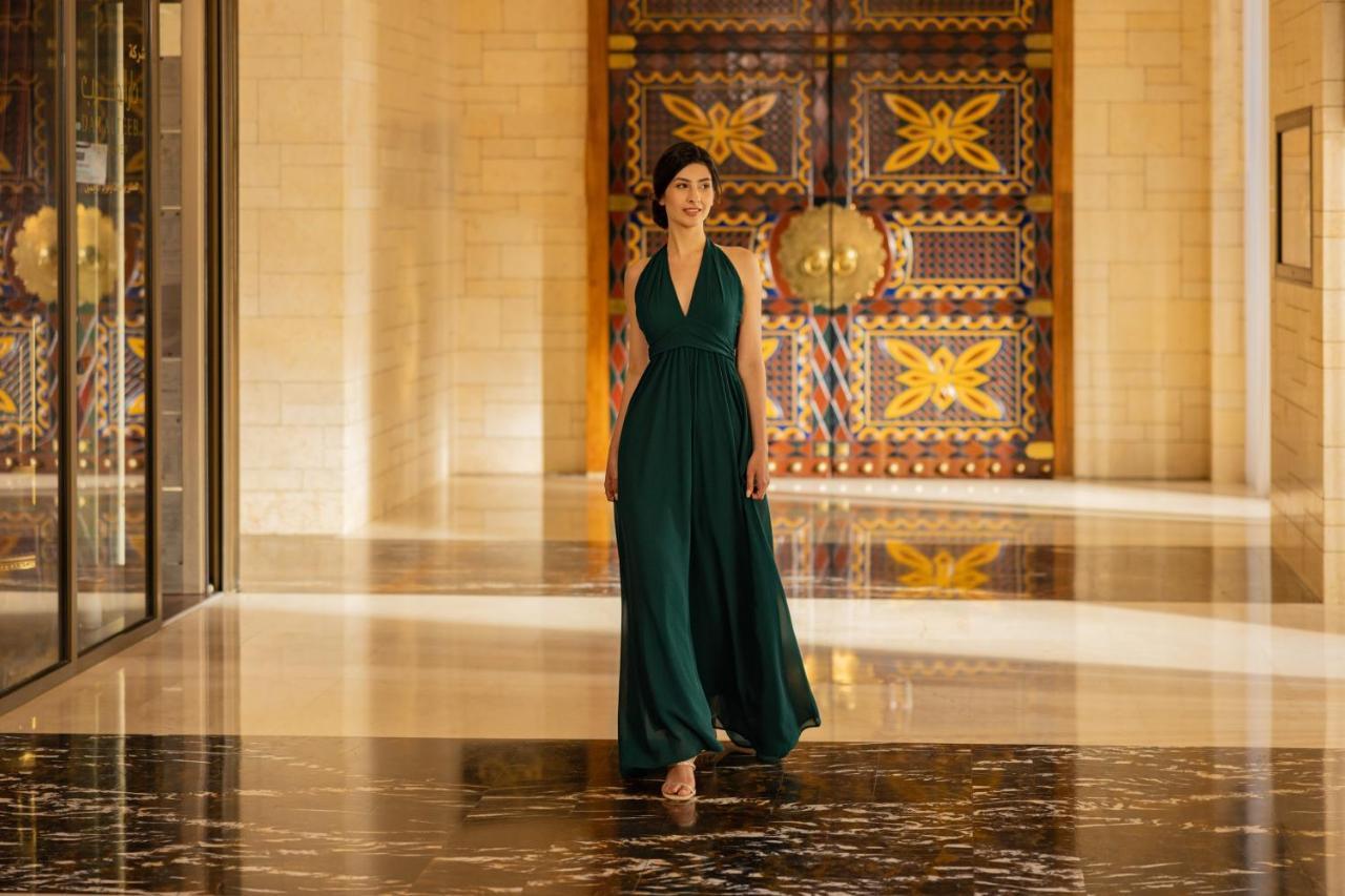 Jumeirah Messilah Beach Hotel&Spa Kuwait Kuwait City Bagian luar foto A woman wearing a kaftan