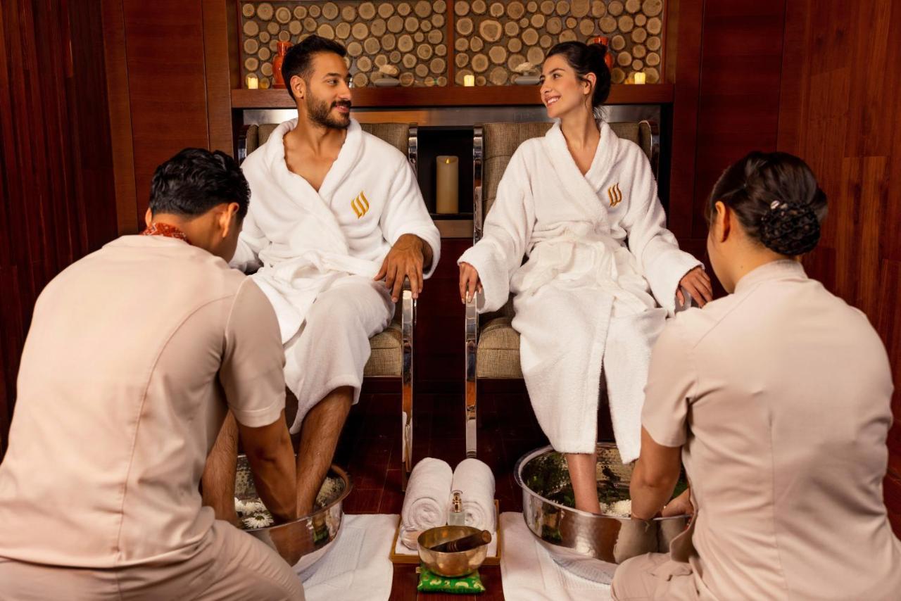 Jumeirah Messilah Beach Hotel&Spa Kuwait Kuwait City Bagian luar foto A couple receiving a spa treatment