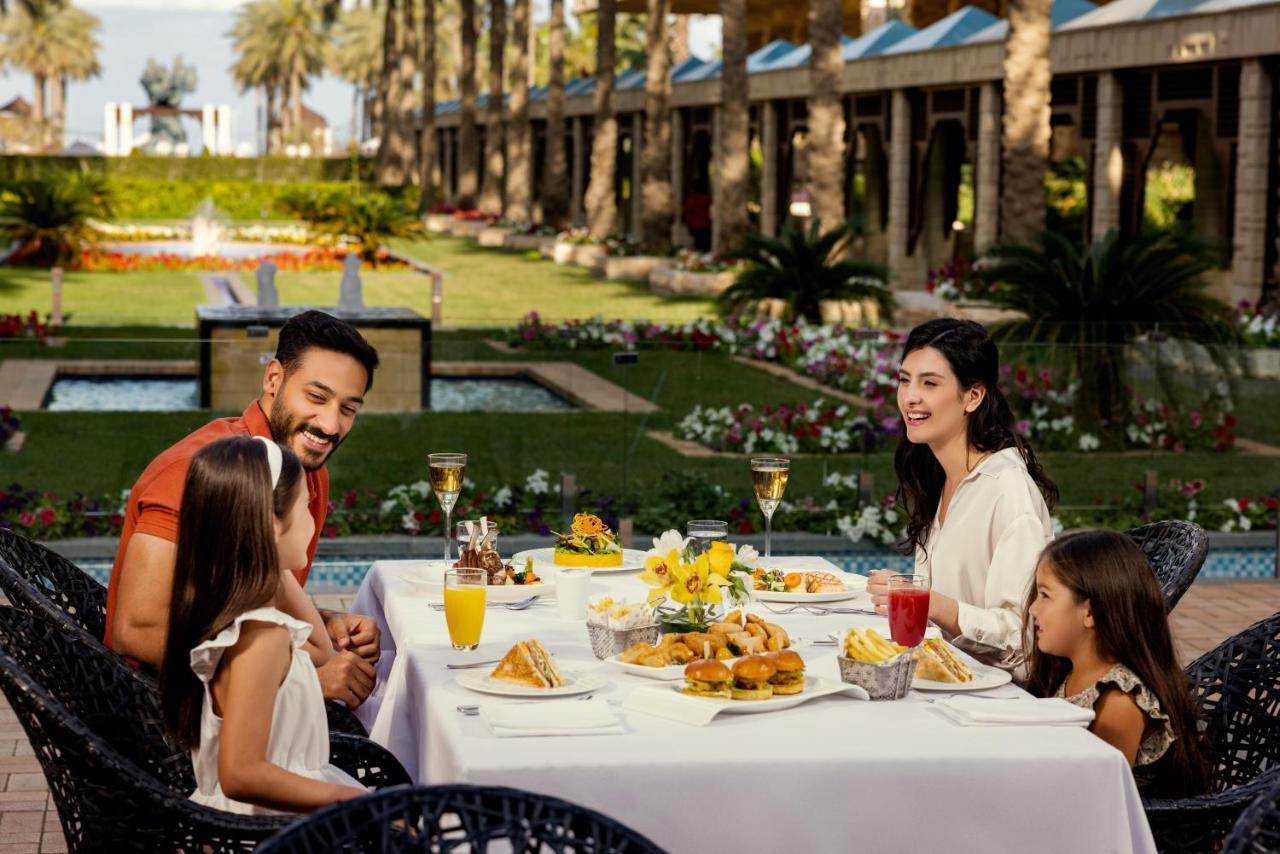 Jumeirah Messilah Beach Hotel&Spa Kuwait Kuwait City Bagian luar foto Family dining at the resort