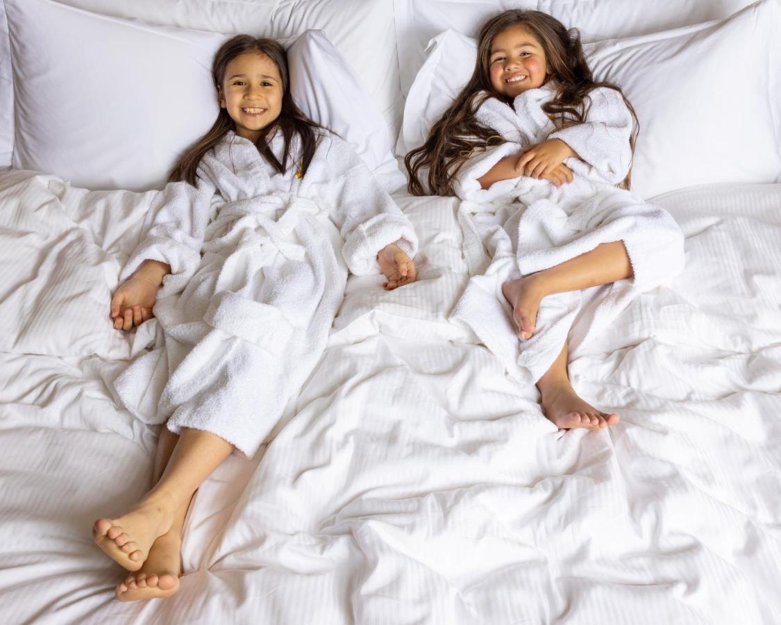 Jumeirah Messilah Beach Hotel&Spa Kuwait Kuwait City Bagian luar foto Two girls wearing bathrobes
