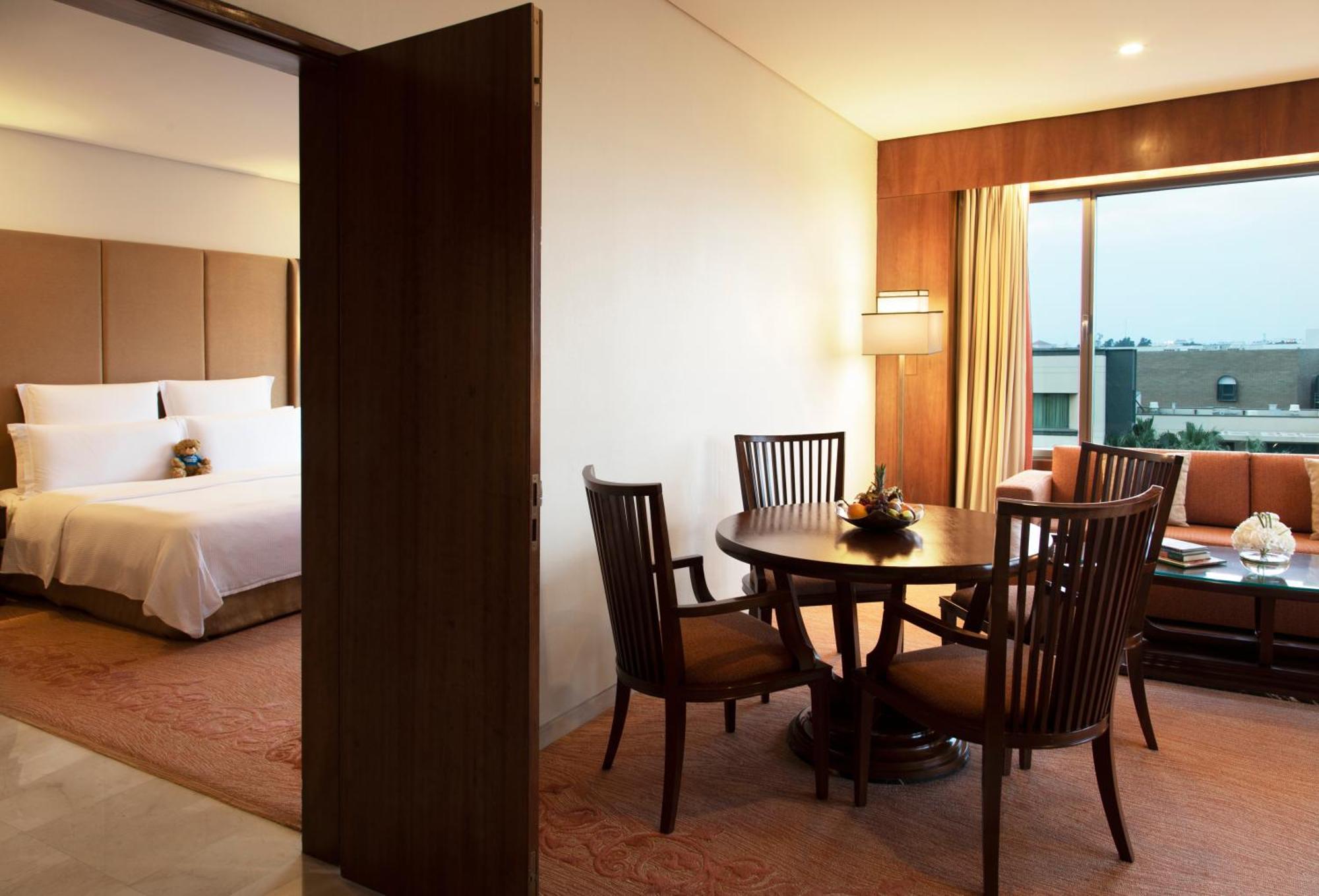 Jumeirah Messilah Beach Hotel&Spa Kuwait Kuwait City Bagian luar foto A suite at the hotel