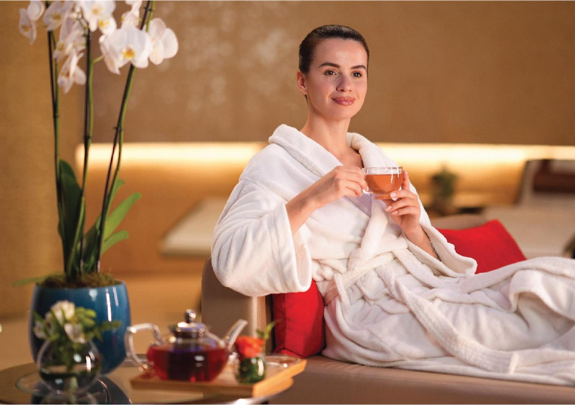 Jumeirah Messilah Beach Hotel&Spa Kuwait Kuwait City Bagian luar foto A woman wearing a bathrobe