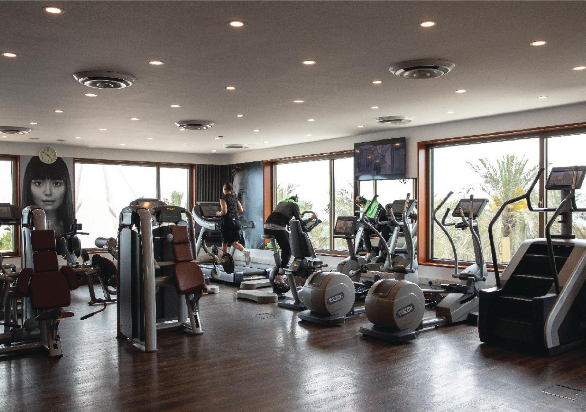 Jumeirah Messilah Beach Hotel&Spa Kuwait Kuwait City Bagian luar foto The gym at the hotel