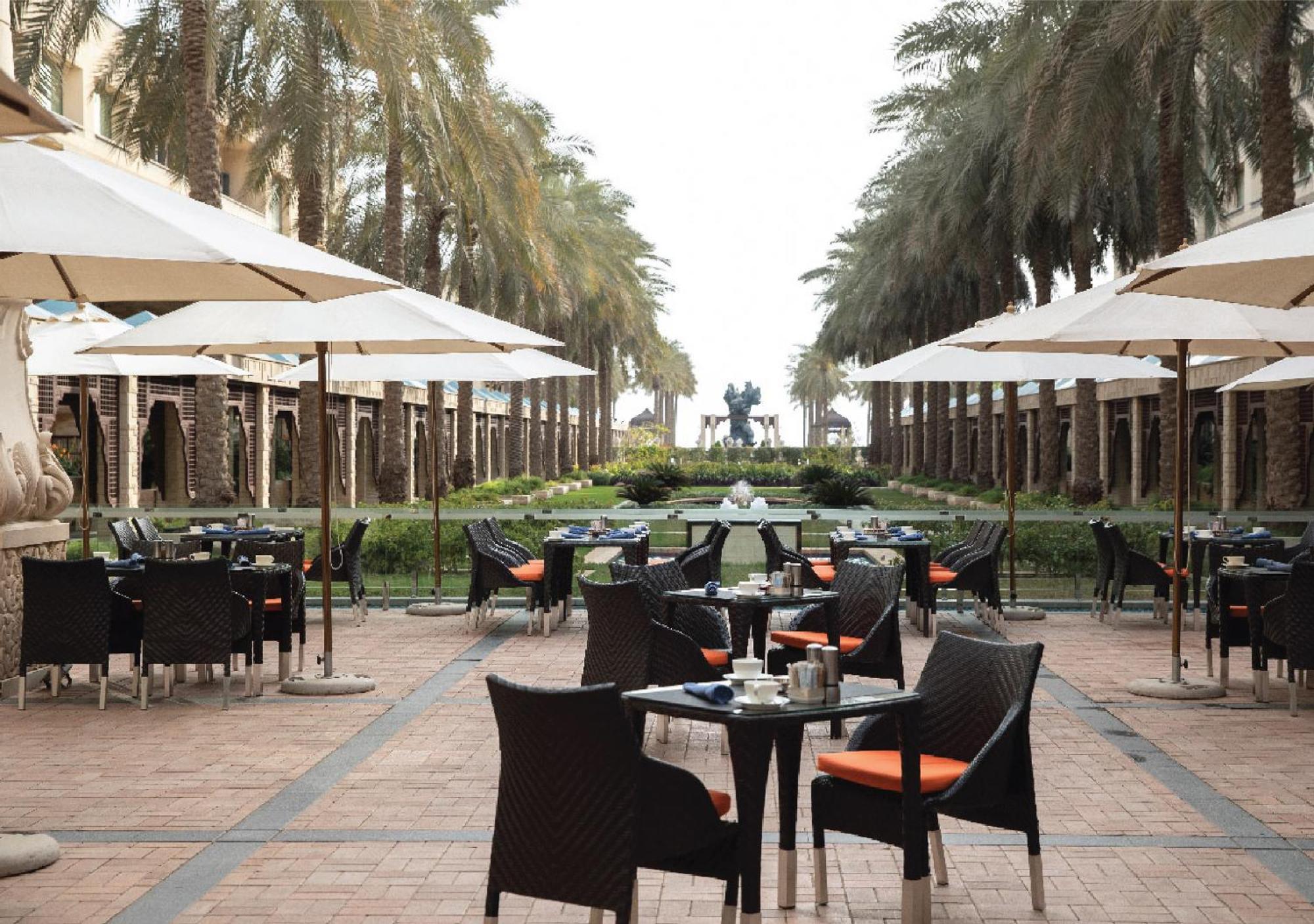 Jumeirah Messilah Beach Hotel&Spa Kuwait Kuwait City Bagian luar foto The Palm Beach Cafe