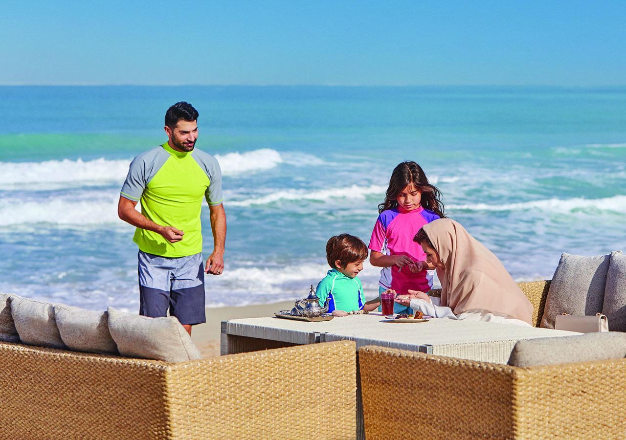 Jumeirah Messilah Beach Hotel&Spa Kuwait Kuwait City Bagian luar foto Family at the beach