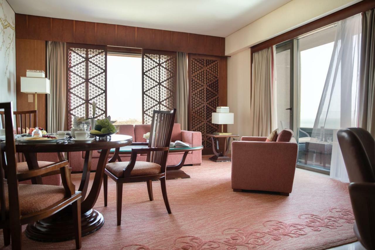 Jumeirah Messilah Beach Hotel&Spa Kuwait Kuwait City Bagian luar foto A suite at the hotel