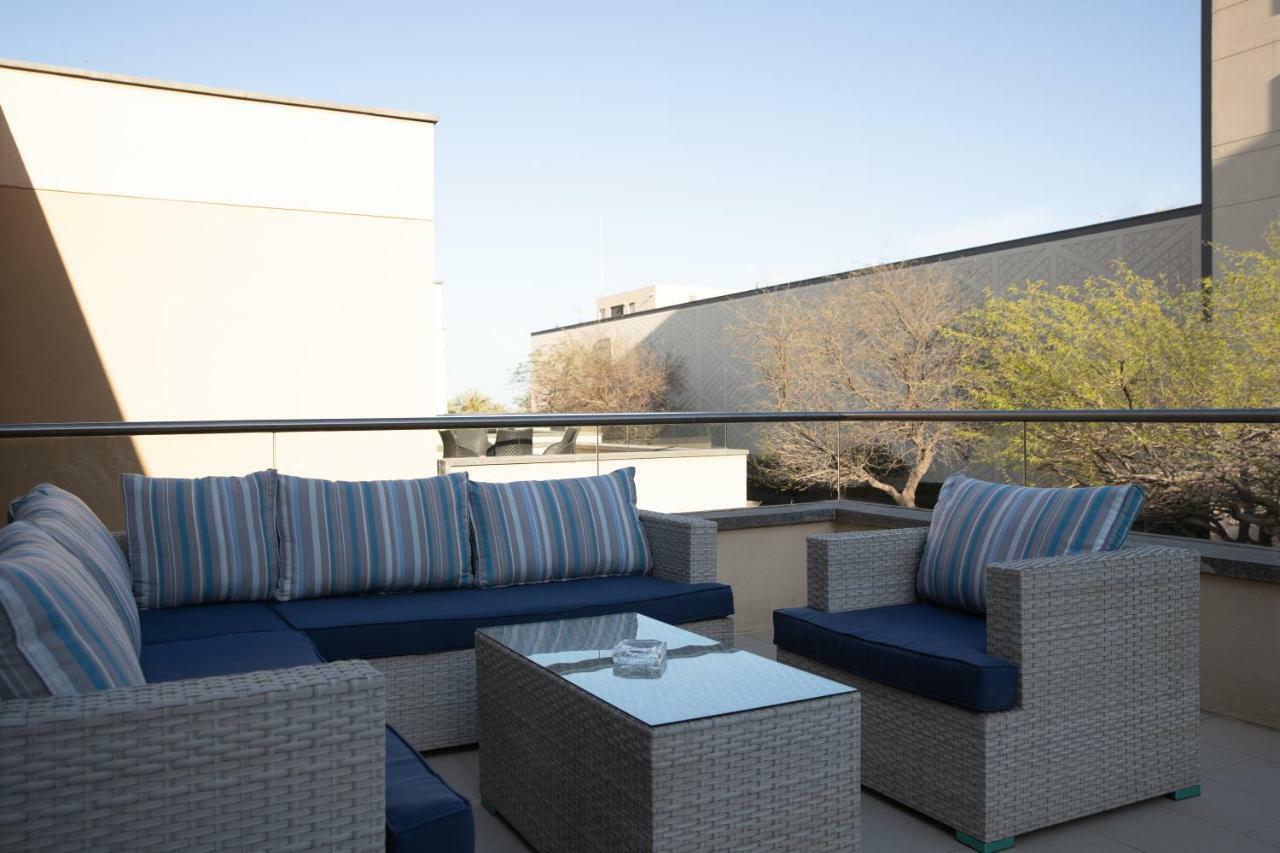 Jumeirah Messilah Beach Hotel&Spa Kuwait Kuwait City Bagian luar foto A rooftop lounge at the Hotel Indigo in Scottsdale, Arizona
