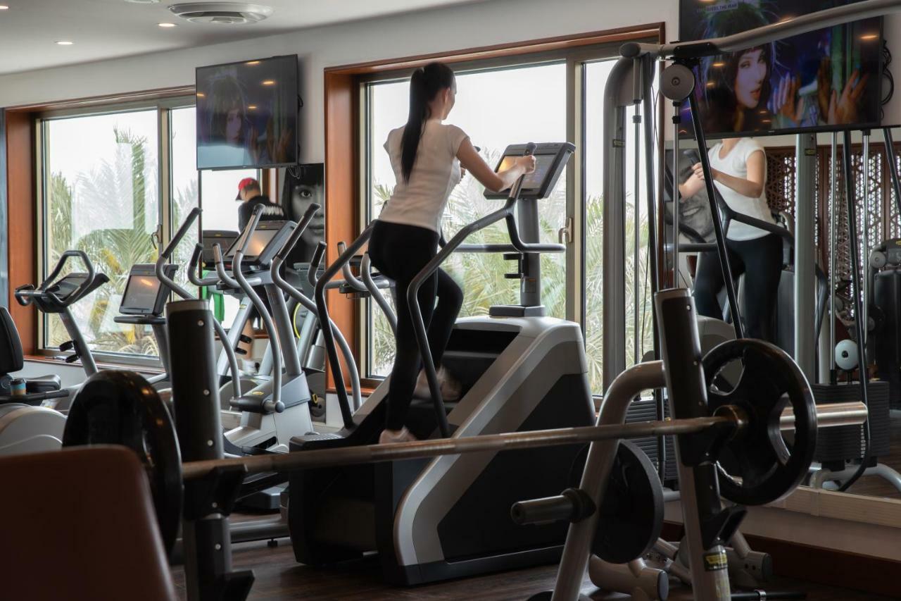 Jumeirah Messilah Beach Hotel&Spa Kuwait Kuwait City Bagian luar foto A woman on a cross trainer